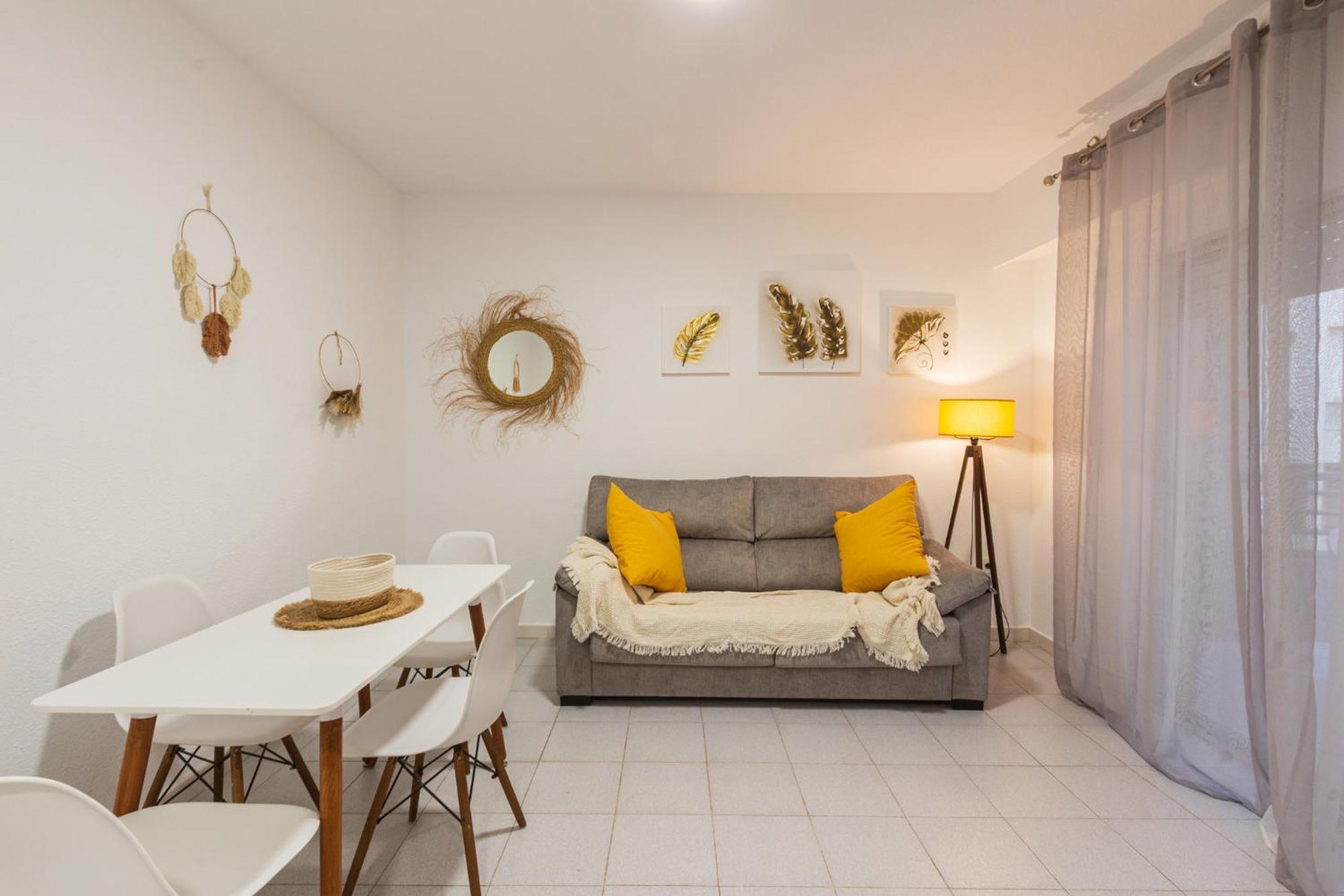 Menabrea Holiday House Near The Beach And Airport Санта Пола Екстериор снимка